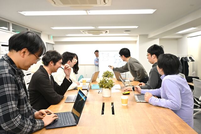 ミーティング中も和気あいあい♪写真でも仲がいいことが伝わってきますね！