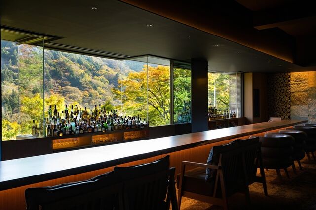 「バーに泊まる」がコンセプトのbar Hotel箱根 季節ごとの景色がきれいに映えるバックバーの様子です。