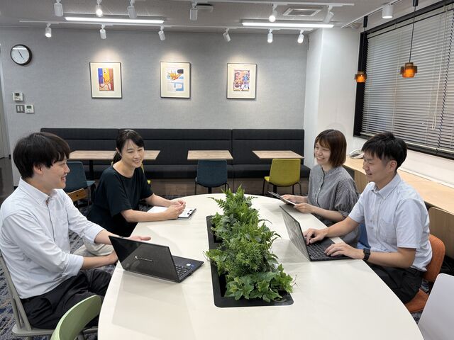 当社のオフィスです。チームメンバーとの定期的にミーティングも実施。