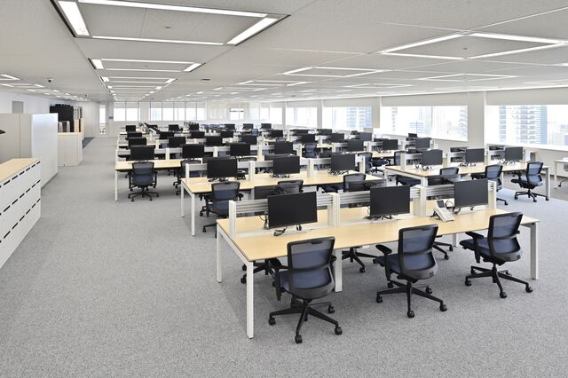執務エリアは、壁や仕切りを極力なくしたオープンオフィス設計を採用