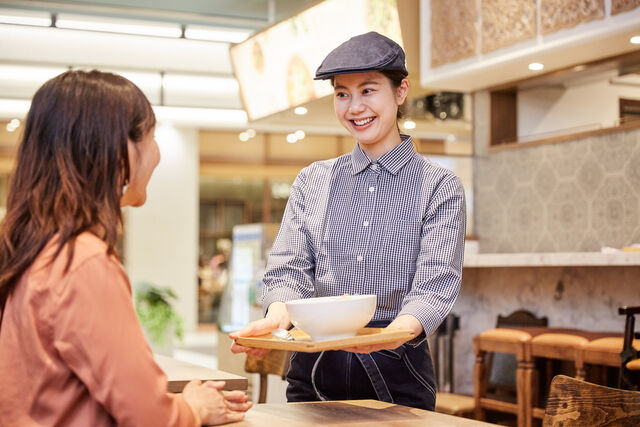 国産の生野菜を使用し、グルテンフリーで健康な温かい食事です。SNSで「#コムフォー」をぜひチェックしてみてください。