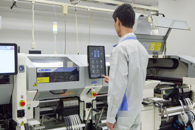 電子機器の”頭脳”である基板を生産する産業ロボット