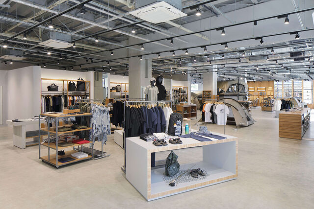 180坪の広々としたストア