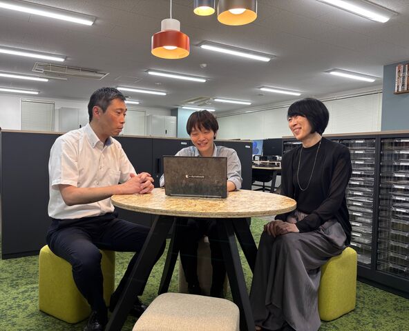 年齢に関わらずお互いのコミュニケーションを重視した協働スタイルが根付いています。