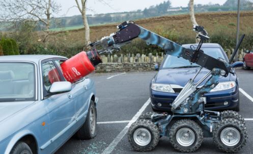 作業員の代わりに危険作業を行う爆発物処理ロボットです（米国製）