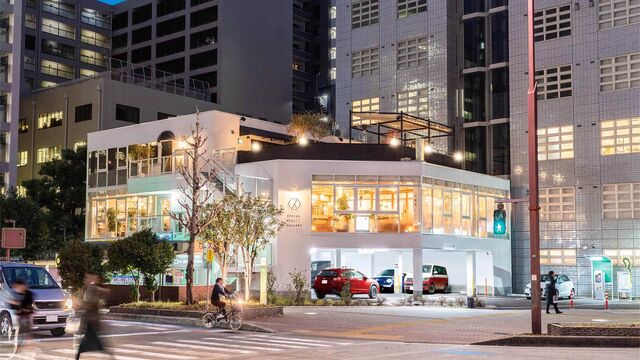 交差点に向かってダイナミックに構えられたガラス面や３階に設けられたテラスも特徴的です。