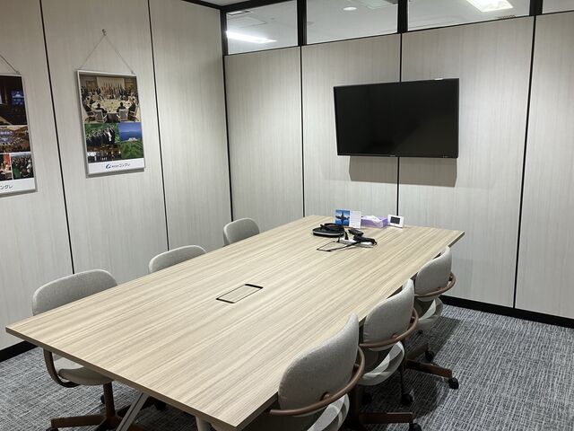 明るい雰囲気の会議室
