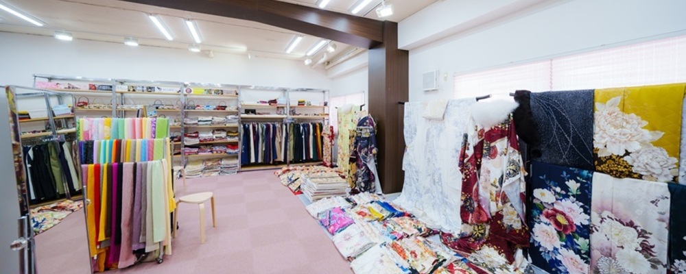 振袖レンタルショップの接客・販売スタッフ（経験者募集）／キモノハーツ吉祥寺 | 株式会社カナエキモノハーツ