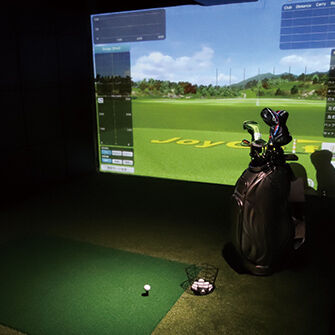 ゴルフシミュレーター。希望者でゴルフイベントも開催しています。