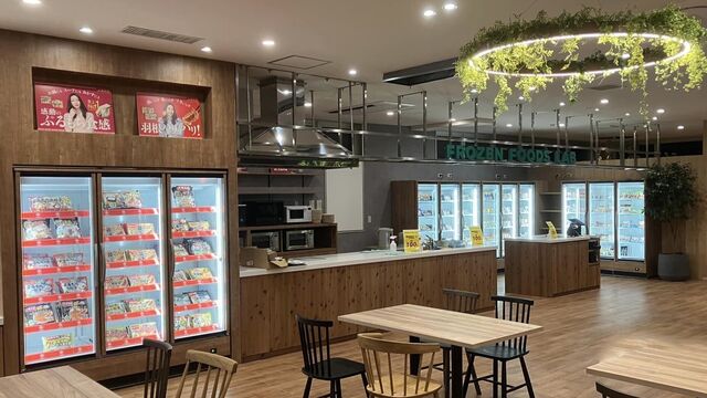 冷凍食品が陳列されているFROZEN LABでは、自社製品だけではなく他社製品も陳列。比較して食べる事もできるため日々気付きが沢山です！
