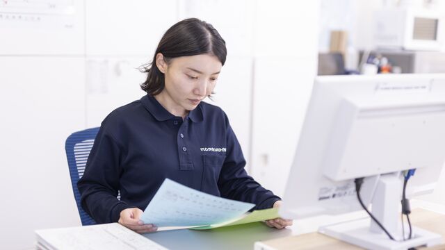 間違いがないか、集中してチェック中…！