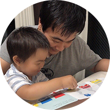 コロナ禍で中国に住む両親のサポートが難しい中、妻と協力して育児を分担し、子どもの成長に寄り添いたいと考え、育休制度を活用しました。育休中は子どもとの時間が増え、成長の瞬間を見逃さずに見守る喜びを実感しました。 仕事面では、同僚たちの理解と協力のおかげで、心置きなく育児に専念することが可能となりました。 復帰後は効率的に業務を進める工夫が身につき、家族と仕事のバランスをより充実させることができました。