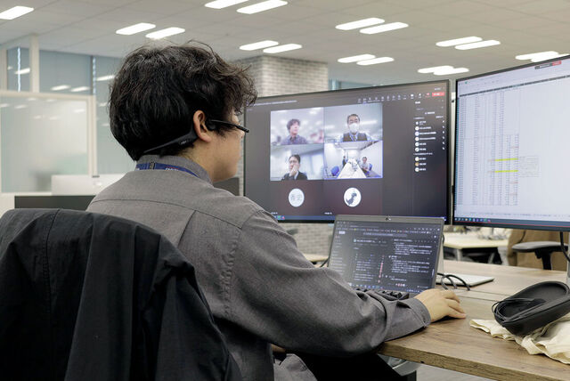 出社した社員とテレワークの社員による打合せの他、お取引先へのプレゼン等でもオンラインでのコミュニケーションを積極的に活用しています。