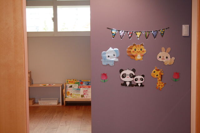 子どもたちを温かく迎える、職員手作りの装飾