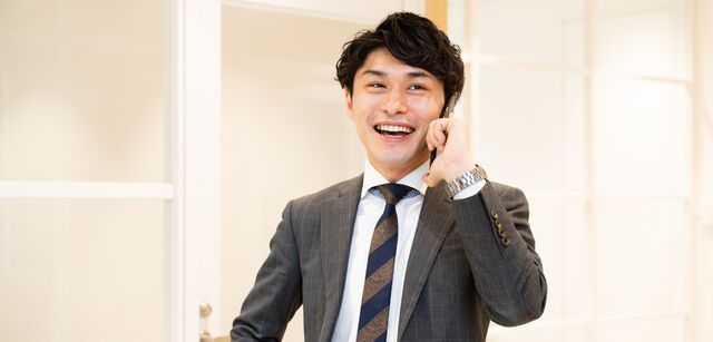私はもともと全くの異業種（飲食業界）から転職してきました。 当初は営業の『え』の字も分かりませんでしたが、会社全体でのフォローアップがあるため、しっかりとサポートいただける環境にあります。 やる気さえあれば、様々なことにチャレンジできる環境が当社にはあります。 やりたいことがきっと見つかると思うので、ぜひ私と一緒に頑張ってみませんか！