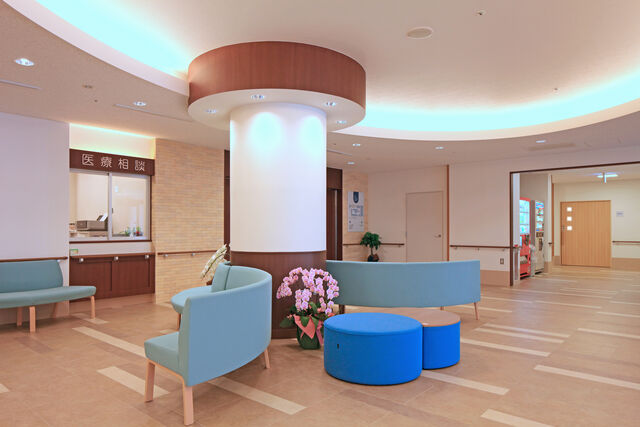 正面入口にある医療相談室が勤務場所です