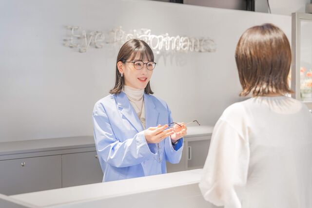 はじめは簡単な受付・メガネのお渡し業務から♪