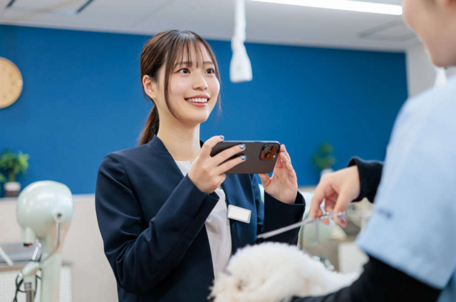 在校生を取材している様子。在校生と協力しながらSNSやブログで学校の魅力を発信しています。