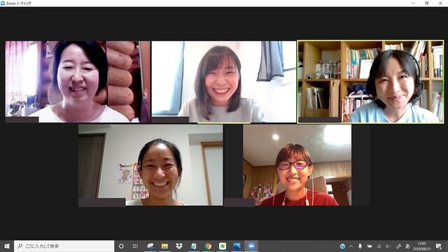 保護者に寄り添うペアレントパートナー（業務委託）との定期ミーティングの様子。ペアレントパートナーは、子育て経験や保護者支援経験のある40〜50代の方が多く活躍しています。