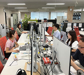 オフィスの様子です。フリーアドレスとなっています。