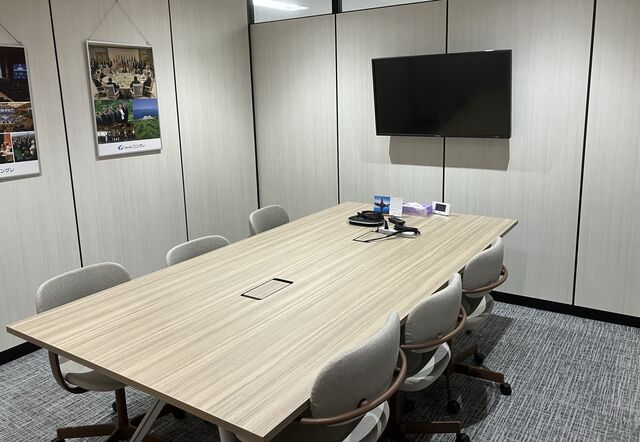 明るい雰囲気の会議室