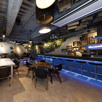 1フロアを大胆に社内Barに。社員の憩いの場となっています。