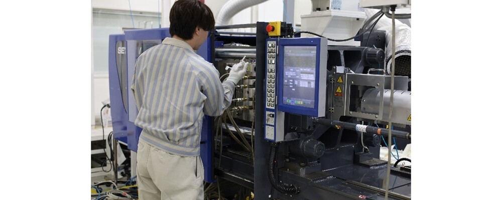 プラスチック光学素子の成形技術開発 | キヤノン株式会社