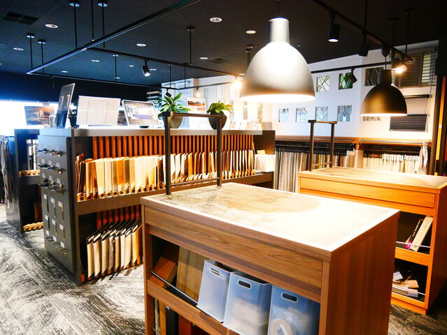 展示場にてサンプルを見ながらインテリア商材をお客様と決めていきます