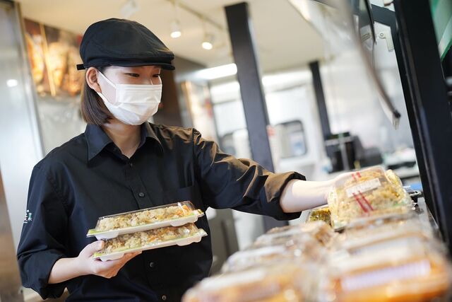 皆さんも一度は訪れたことがあるかもしれない「業務スーパー」の店内や、併設した立地にある『馳走菜』。出来立てのお惣菜の、いい匂いが漂います。