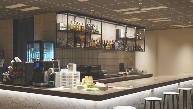 社内バーでは18:00-アルコールがフリーで飲めます
