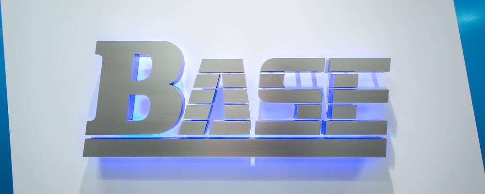 【DX×金融】日中通訳業務あり！SE／PG | ベース株式会社