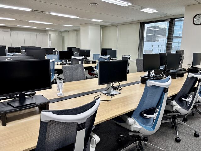 当社のオフィスです！明るく開放的な雰囲気です！