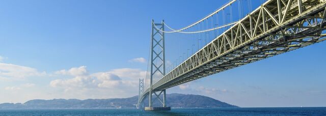 A Ilha Awaji conecta as metrópoles Osaka-Kobe às rotas de peregrinação de Shikoku através da segunda ponte suspensa mais longa do mundo.