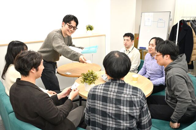 煮詰まったときはみんなでお菓子を食べながら小休憩♪