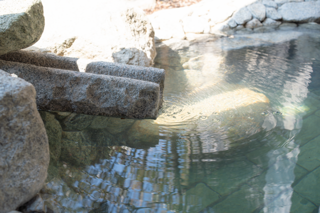 お湯は良質な単純硫黄温泉を使用しております。 広々とした内湯と露天風呂の2種類をご用意。