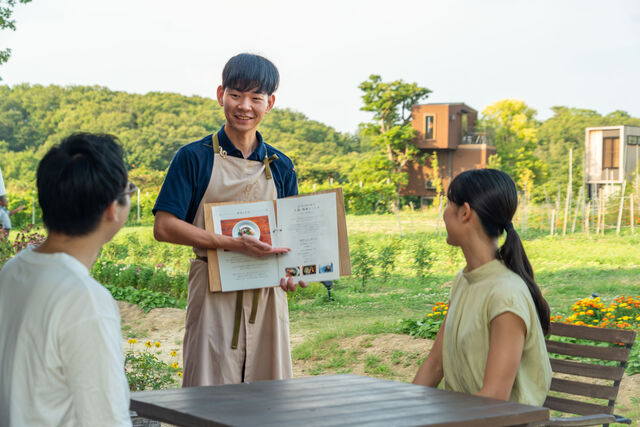飲食施設の接客業務も行っていただきます。