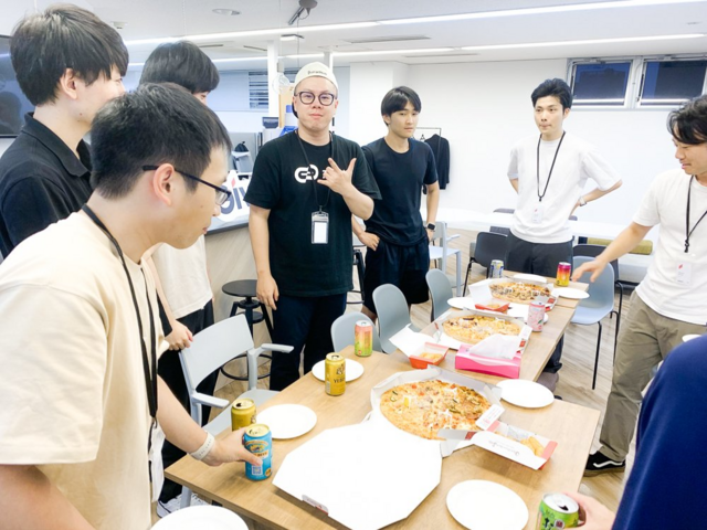 当日の様子　ご飯を囲んでカジュアルに交流します！