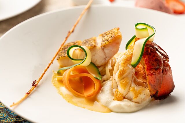 長崎の旬の魚介、旬の地元食材にこだわり、クリエイティブなひねりを加えた、長崎の食文化と異文化の交わりを感じる料理の数々を提供しております。