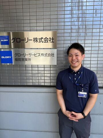 福岡市にある西日本支店の前での１枚
