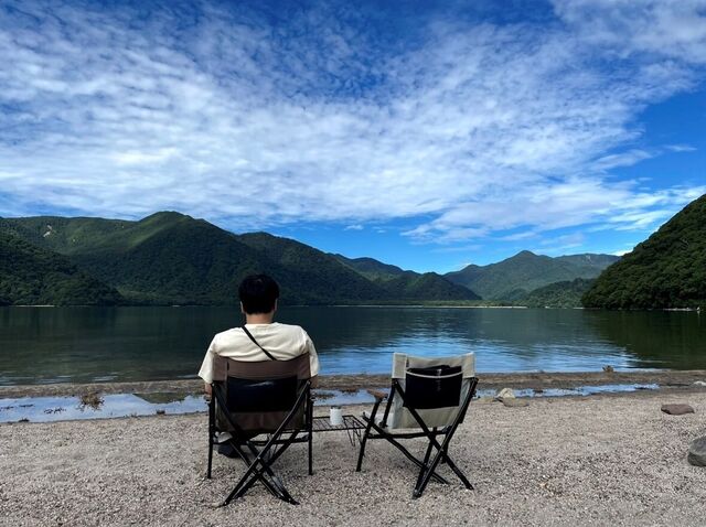 プライベートでは定期的にキャンプに行ってリフレッシュしています。写真は家族と中禅寺湖に行った際の一枚です。