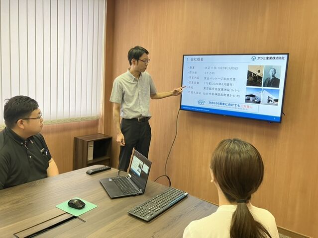 先輩社員からお客様や取扱商品についてを学びます