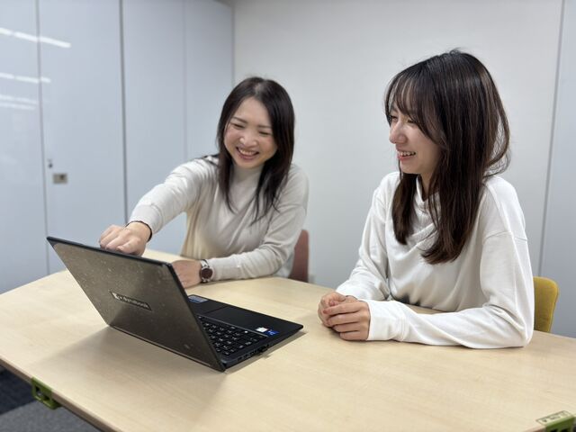 チームで協力しながらグループ内の企業をサポートします。