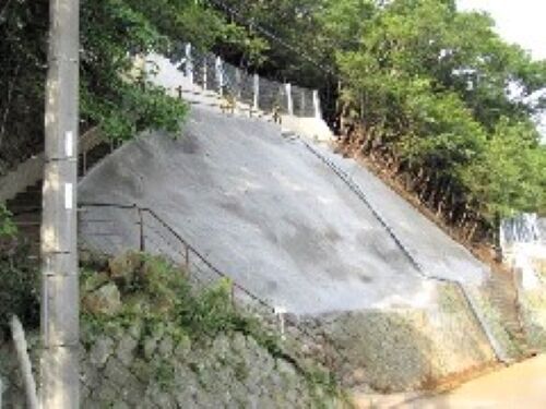 斜面防災事業は、現地調査～対策設計～対策工事のステップで進めます。事業全体を見据えた部門間連携により、調査・設計・施工全てのステップで高い価値を提供できます。