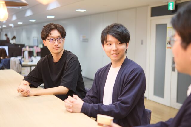 チームで談笑中