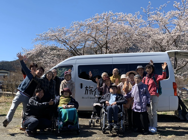 介護施設での旅行の一コマ
