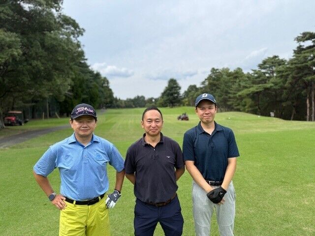 休日に上司とゴルフに繰り出し楽しんでいます