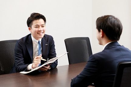 シノケングループの営業職は強引な営業活動をおこないません。それは自社の商品/サービスに自信があるからこそ。誠意を持って真摯な姿勢でご提案し、お客様やお取引先にご納得いただくことが第一です。だからこそ、リピートやご紹介からのお客様も多くいらっしゃいます。お客様やお取引先との信頼関係を何よりも大切に考えています。