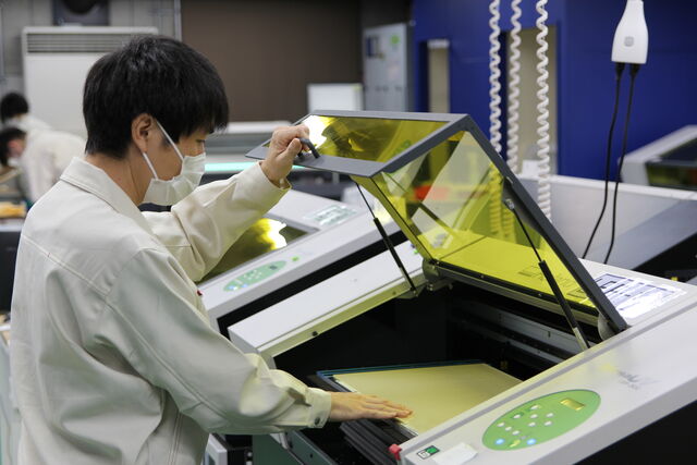 実際の作業風景です。製造と言っても大きなプリンターを操作するだけなので簡単作業です♪