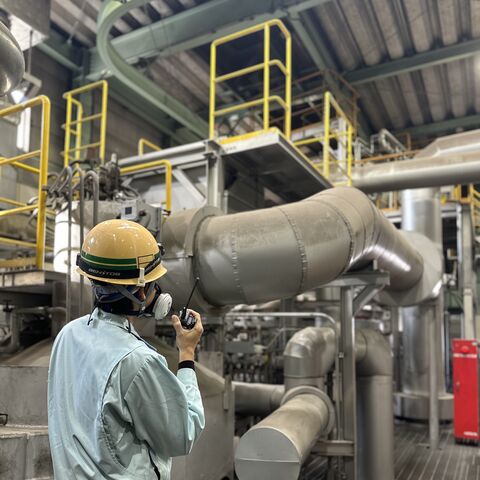 班のメンバーで協力して設備の点検を行います。