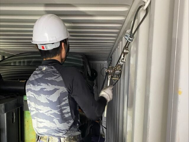 輸送中に車が動かないように、 ワイヤーでしっかり固定。 チームで行うので安心です！